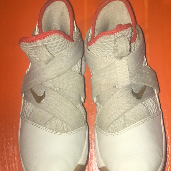 Boys LeBrons size 5y - Picture 2 of 5